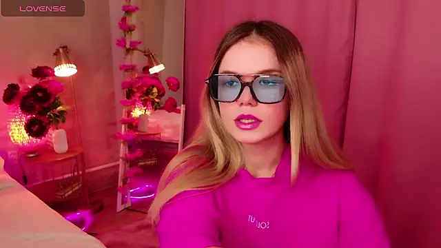 KellyHayden online show from 11/30/25, 06:23