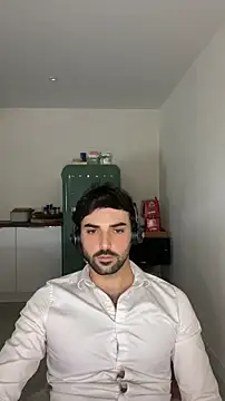 Snapshot of eauminerale chatting on 05/19/26, 10:32 eauminerale online show from 05/19/26, 10:32