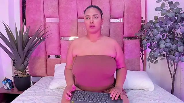 Snapshot of afrodita-Stone chatting on 01/19/26, 01:42 afrodita-Stone online show from 01/19/26, 01:42