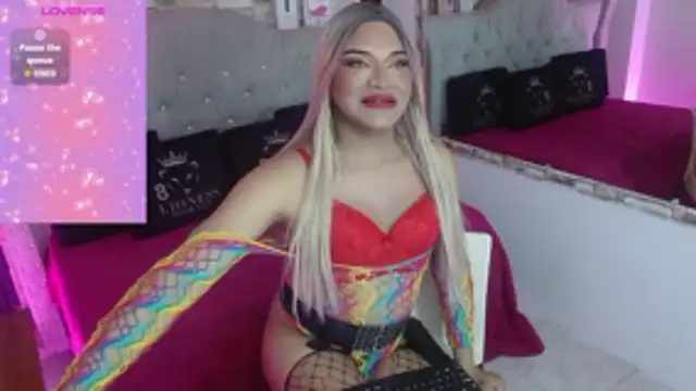 Snapshot of Sophia_hott01 chatting on 12/22/25, 12:46 Sophia hott01 online show from 12/22/25, 12:46