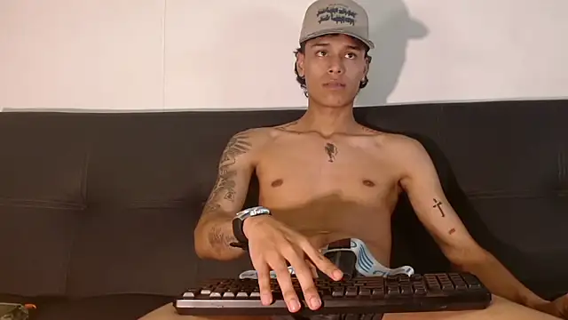 Snapshot of Frayhot777 chatting on 10/23/25, 10:19 Frayhot777 online show from 10/23/25, 10:19