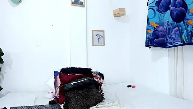 Snapshot of isabella_ma2 chatting on 10/01/25, 04:18 isabella ma2 online show from 10/01/25, 04:18
