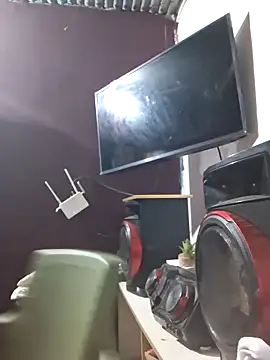 Snapshot of hot-mom22 chatting on 12/01/25, 10:53 hot-mom22 online show from 12/01/25, 10:53