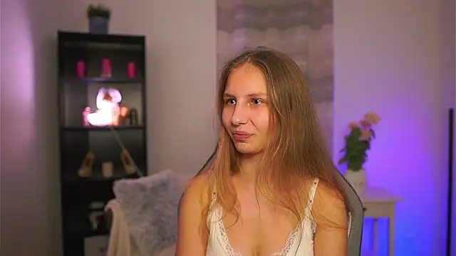 Snapshot of emmie_murray chatting on 03/12/26, 07:53 emmie murray online show from 03/12/26, 07:53