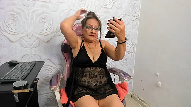 Snapshot of HotNana4U chatting on 09/30/25, 11:15 HotNana4U online show from 09/30/25, 11:15