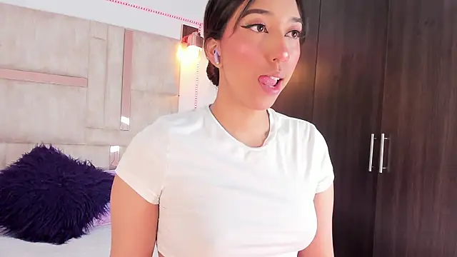 Snapshot of emily__walker chatting on 11/20/25, 12:38 emily walker online show from 11/20/25, 12:38