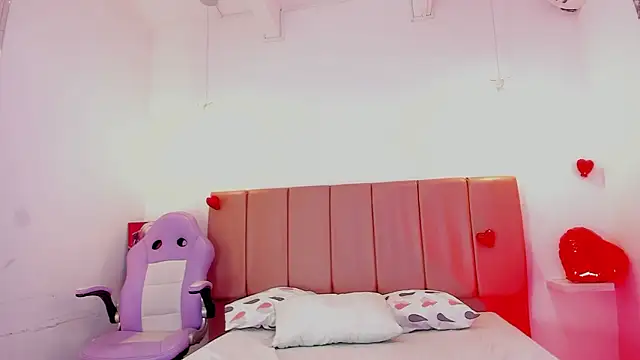 Snapshot of emily__walker chatting on 02/15/26, 05:37 emily walker online show from 02/15/26, 05:37