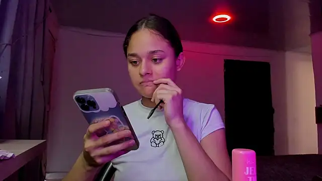 Snapshot of LittleCheerry69 chatting on 10/18/25, 02:29 LittleCheerry69 online show from 10/18/25, 02:29