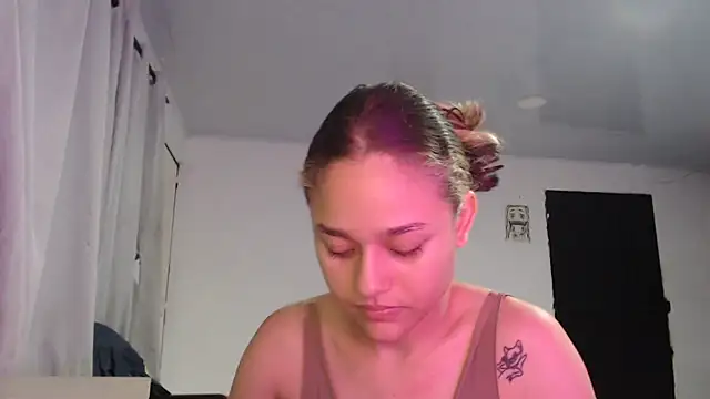 Snapshot of LittleCheerry69 chatting on 02/26/26, 04:28 LittleCheerry69 online show from 02/26/26, 04:28