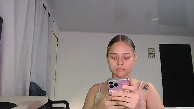 Snapshot of LittleCheerry69 chatting on 03/04/26, 07:31 LittleCheerry69 online show from 03/04/26, 07:31