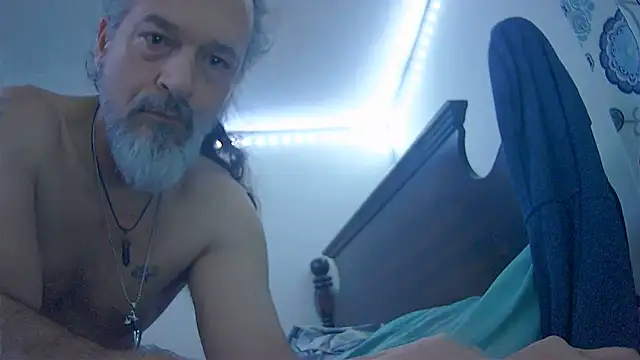 Snapshot of HippieDad333 chatting on 12/18/25, 05:24 HippieDad333 online show from 12/18/25, 05:24