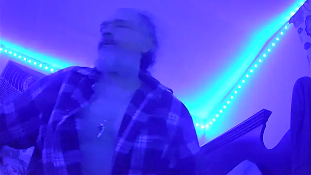 Snapshot of HippieDad333 chatting on 12/21/25, 01:35 HippieDad333 online show from 12/21/25, 01:35