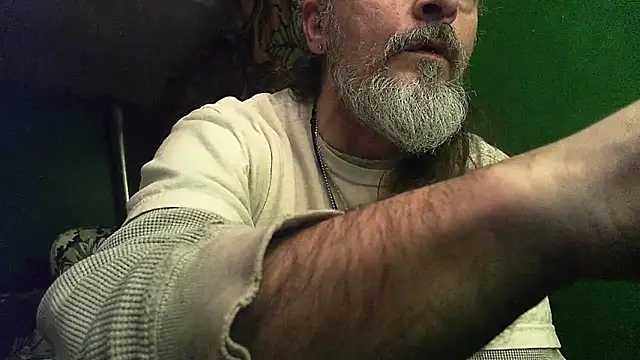 Snapshot of HippieDad333 chatting on 01/05/26, 11:19 HippieDad333 online show from 01/05/26, 11:19