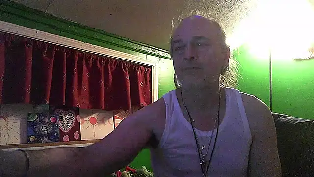 Snapshot of HippieDad333 chatting on 02/04/26, 06:41 HippieDad333 online show from 02/04/26, 06:41