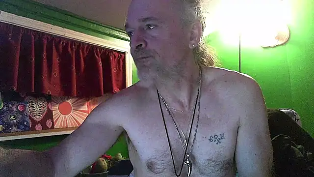 Snapshot of HippieDad333 chatting on 02/06/26, 02:38 HippieDad333 online show from 02/06/26, 02:38