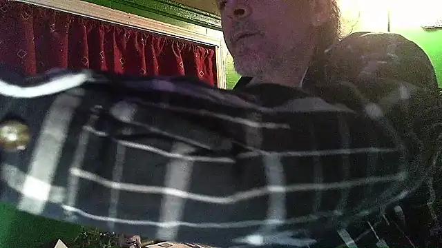 Snapshot of HippieDad333 chatting on 02/09/26, 05:22 HippieDad333 online show from 02/09/26, 05:22