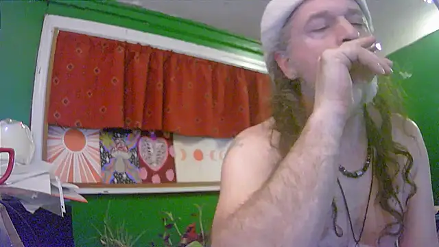 Snapshot of HippieDad333 chatting on 06/03/26, 02:03 HippieDad333 online show from 06/03/26, 02:03