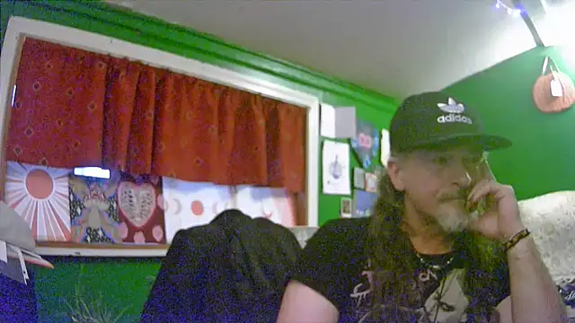 Snapshot of HippieDad333 chatting on 06/05/26, 12:50 HippieDad333 online show from 06/05/26, 12:50