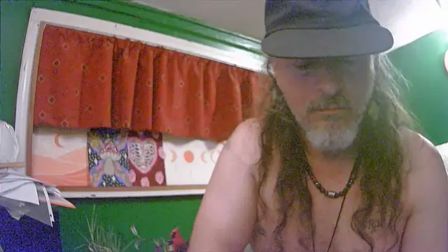 Snapshot of HippieDad333 chatting on 06/17/26, 01:41 HippieDad333 online show from 06/17/26, 01:41