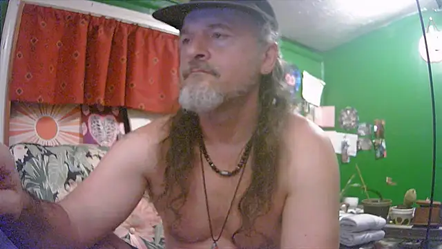 Snapshot of HippieDad333 chatting on 06/25/26, 05:07 HippieDad333 online show from 06/25/26, 05:07