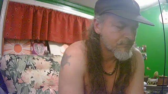 Snapshot of HippieDad333 chatting on 06/25/26, 05:12 HippieDad333 online show from 06/25/26, 05:12