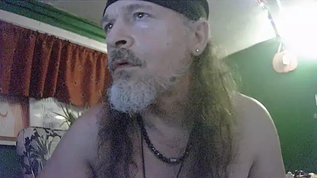 Snapshot of HippieDad333 chatting on 07/04/26, 06:19 HippieDad333 online show from 07/04/26, 06:19