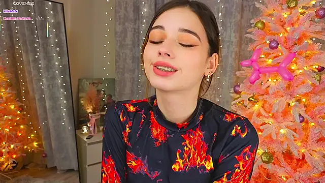 Snapshot of LunaraRada chatting on 12/16/25, 05:40 LunaraRada online show from 12/16/25, 05:40