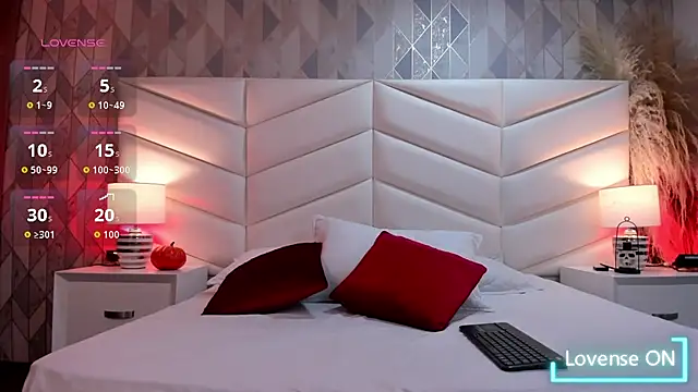 Charlotte hall  online show from 10/31/25, 04:02