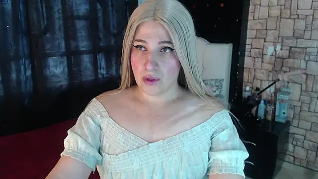 Snapshot of Trinitty_fier chatting on 10/29/25, 01:24 Trinitty fier online show from 10/29/25, 01:24