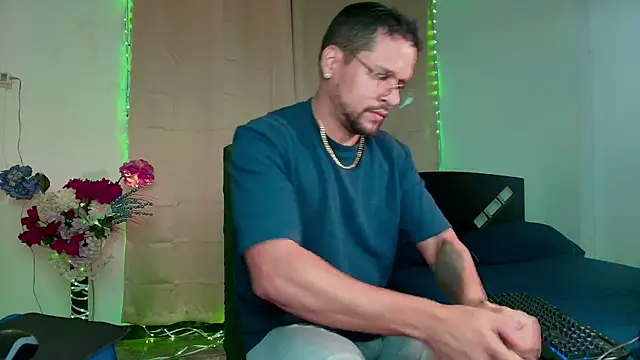 Snapshot of LucasGaeel chatting on 10/11/25, 04:44 LucasGaeel online show from 10/11/25, 04:44