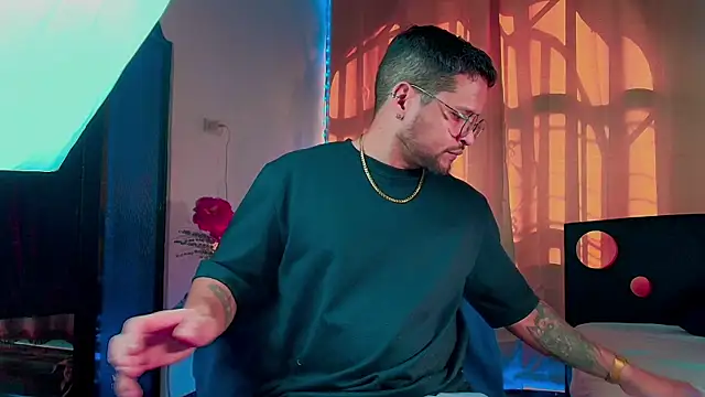 Snapshot of LucasGaeel chatting on 11/04/25, 08:19 LucasGaeel online show from 11/04/25, 08:19