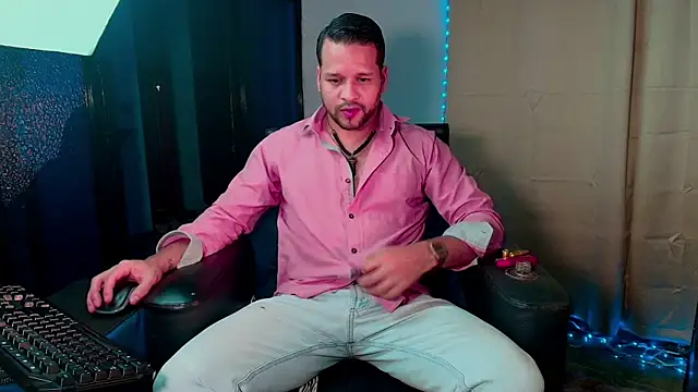 Snapshot of LucasGaeel chatting on 12/14/25, 12:16 LucasGaeel online show from 12/14/25, 12:16