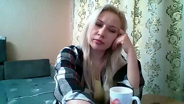 Snapshot of Ceryanne chatting on 11/02/25, 11:18 Ceryanne online show from 11/02/25, 11:18