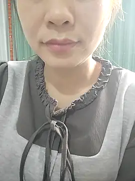 Snapshot of Girl_Shy2000 chatting on 11/10/25, 02:32 Girl Shy2000 online show from 11/10/25, 02:32