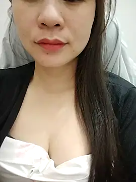 Snapshot of Girl_Shy2000 chatting on 11/11/25, 10:21 Girl Shy2000 online show from 11/11/25, 10:21