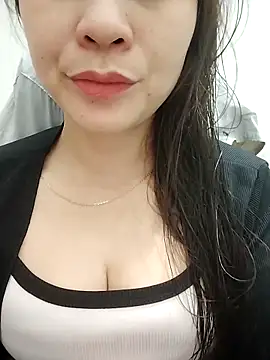 Snapshot of Girl_Shy2000 chatting on 11/12/25, 11:54 Girl Shy2000 online show from 11/12/25, 11:54