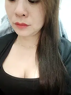 Snapshot of Girl_Shy2000 chatting on 11/14/25, 10:58 Girl Shy2000 online show from 11/14/25, 10:58