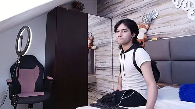 Snapshot of Lovers_21 chatting on 05/29/26, 04:10 Lovers 21 online show from 05/29/26, 04:10