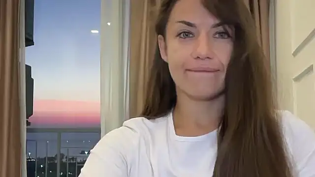 Snapshot of Roriann chatting on 02/05/26, 11:37 Roriann online show from 02/05/26, 11:37