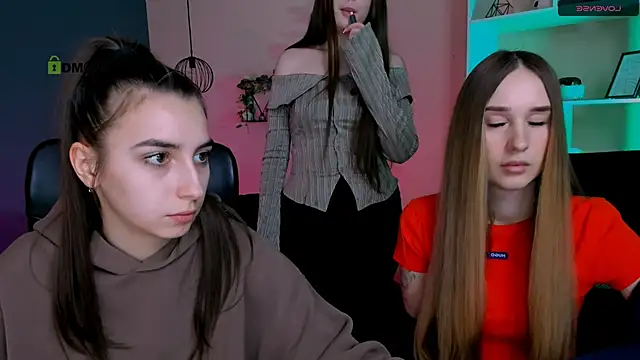 Snapshot of leslie_bird chatting on 03/17/26, 09:56 leslie bird online show from 03/17/26, 09:56