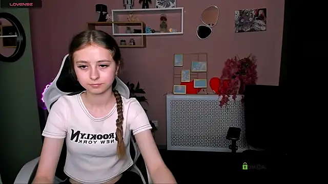 Snapshot of rebecca_smile chatting on 06/10/26, 12:37 rebecca smile online show from 06/10/26, 12:37