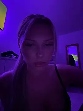 Snapshot of blondeeee chatting on 12/17/25, 05:52 blondeeee online show from 12/17/25, 05:52