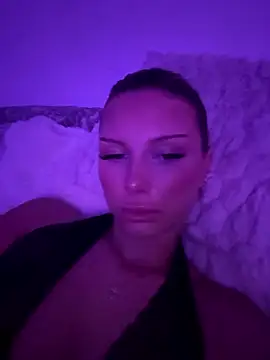 Snapshot of blondeeee chatting on 01/07/26, 05:04 blondeeee online show from 01/07/26, 05:04