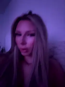 Snapshot of blondeeee chatting on 01/13/26, 04:45 blondeeee online show from 01/13/26, 04:45