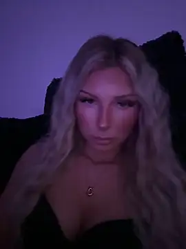 Snapshot of blondeeee chatting on 04/02/26, 03:31 blondeeee online show from 04/02/26, 03:31