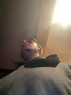 Snapshot of ThrowedWorldWide chatting on 11/16/25, 01:33 ThrowedWorldWide online show from 11/16/25, 01:33