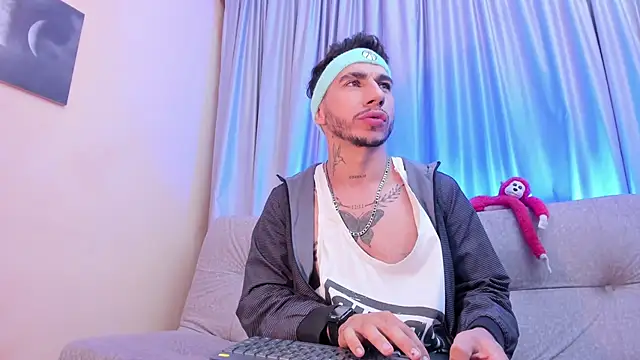 Taylor Lewiis online show from 10/11/25, 03:50