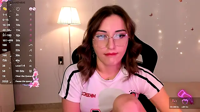 Snapshot of AmyVilvet_ chatting on 11/17/25, 06:14 AmyVilvet online show from 11/17/25, 06:14