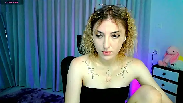 Snapshot of AmyVilvet_ chatting on 03/13/26, 09:21 AmyVilvet online show from 03/13/26, 09:21