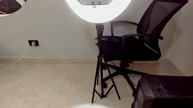 Snapshot of Angelina_Roa chatting on 10/14/25, 07:25 Angelina Roa online show from 10/14/25, 07:25